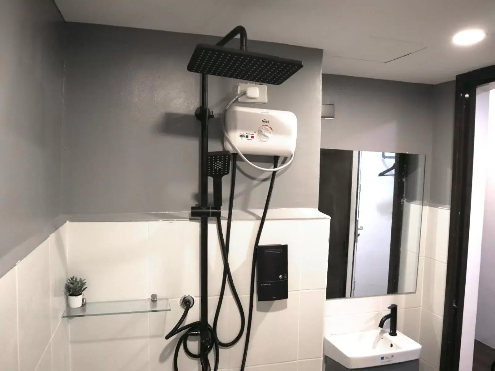 Shower in mySTAY Hotel BGC North